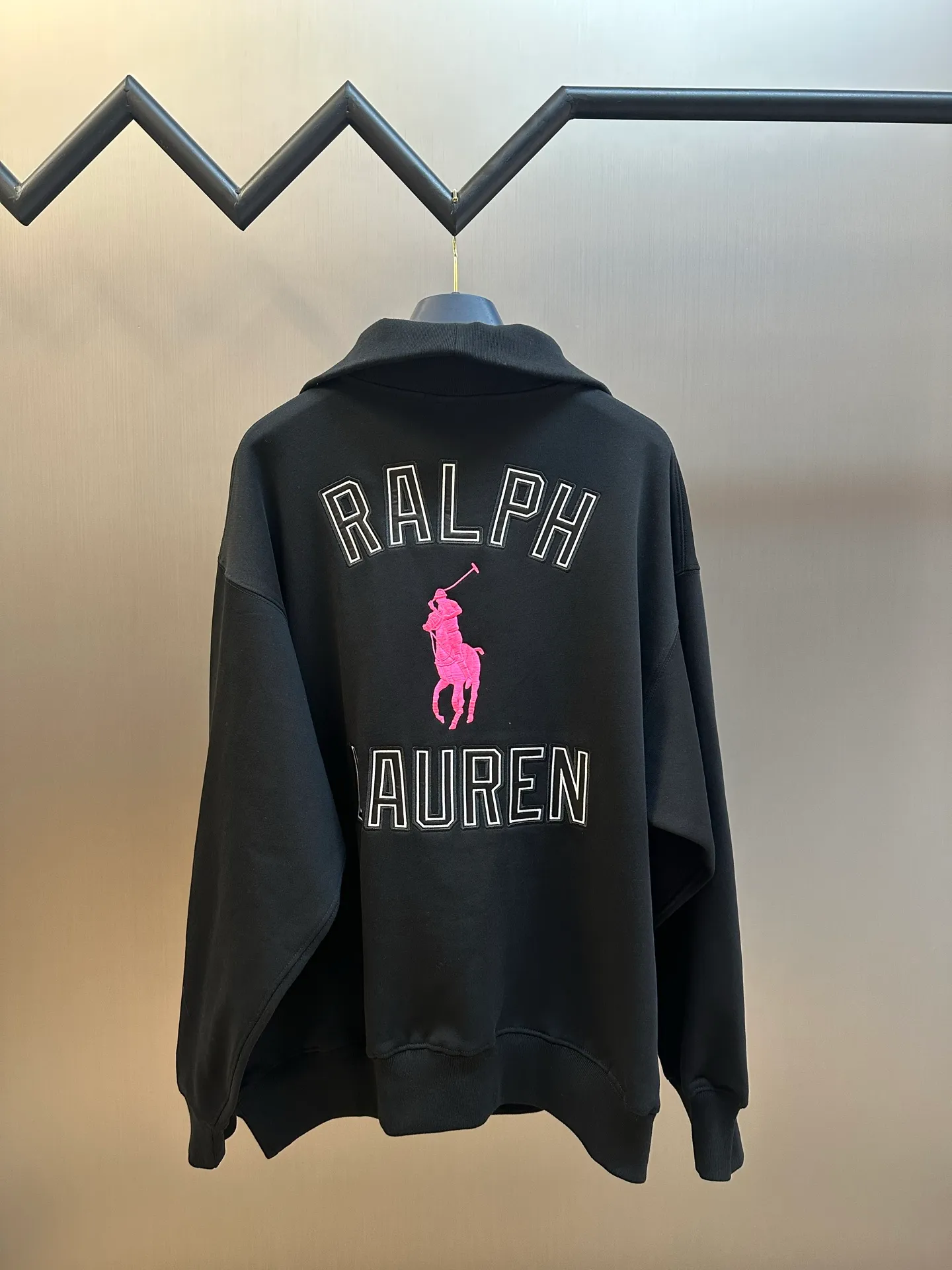 P440 Ralph Lauren Pink Label Half Turtleneck Sweatshirt Made of custom-made luxury cotton fleece composite, a touch of pink pony logo embroidery is embellished on the chest, and the back panel is embellished with the brand letters outlined in ivory white satin intarsia. The pink pony embroidery leaping in the center is the only color footnote in this black and white silent film.  Using imported machine appliqué embroidery technology, advanced computer control systems and precision mechanical components, Ralph Lauren appliqué embroidery operations are realized.  size：s m l xl